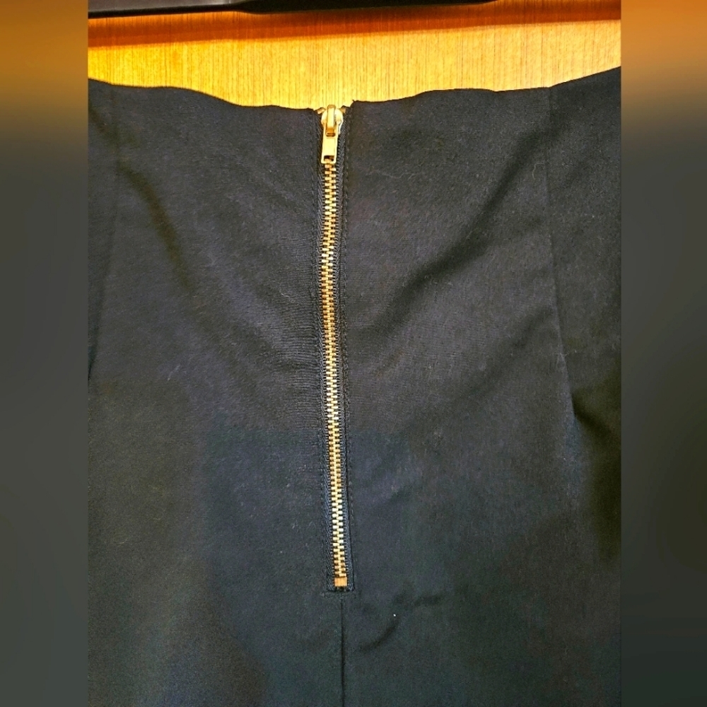 Black pencil skirt with knot detail Size 12 Gold Zipper NWOT - Picture 2 of 5